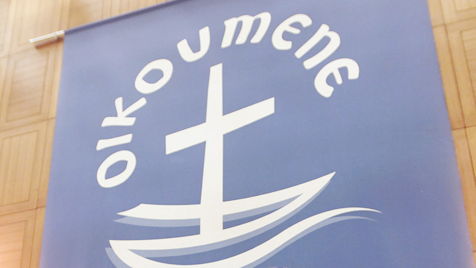 Logo des Ökumenischen Rats der Kirchen, ein stilisiertes Schiff mit Kreuz auf violettem Grund