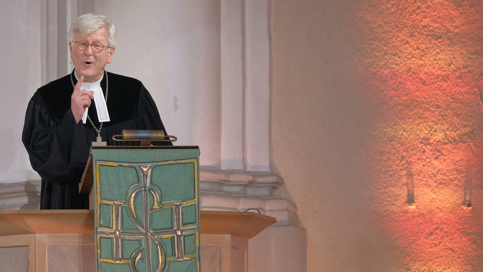 Der EKD-Ratsvorsitzende Heinrich Bedford-Strohm auf der Kanzel der Würzburger Kirche St. Stephan zum Eröffnungsgottesdienst der EKD-Synode 2018