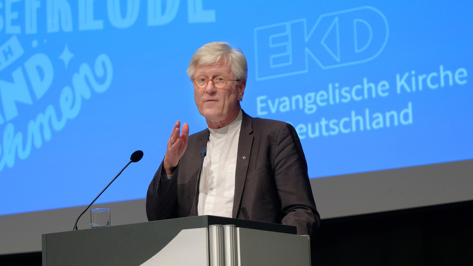 Der EKD-Ratsvorsitzende Heinrich Bedford-Strohm trägt der EKD-Synode den Ratsbericht vor