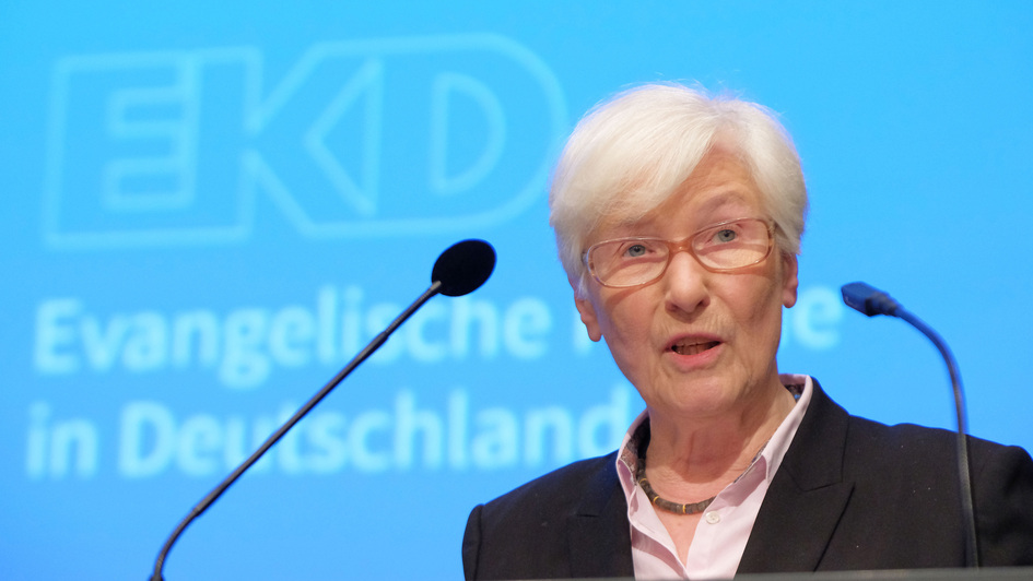 Die Präses der EKD-Synode, Irmgard Schwaetzer, trägt den Bericht des Präsidiums der Synode vor Die Präses der EKD-Synode, Irmgard Schwaetzer, trägt den Bericht des Präsidiums der Synode vor