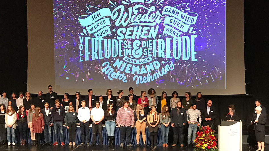 60 junge Menschen auf dem Podium der EKD-Synode in Würzburg