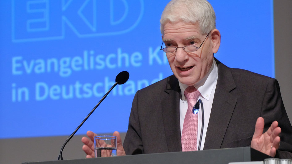 Josef Schuster, Präsident des Zentralrats der Juden in Deutschland am Pult vor der EKD-Synode in Würzburg