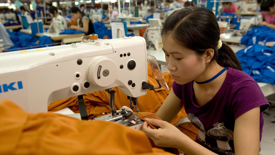 Arbeiterin näht an einer Maschine in einer Textilfabrik in Hung Yen/Vietnam Arbeiterin näht an einer Maschine in einer Textilfabrik in Hung Yen/Vietnam