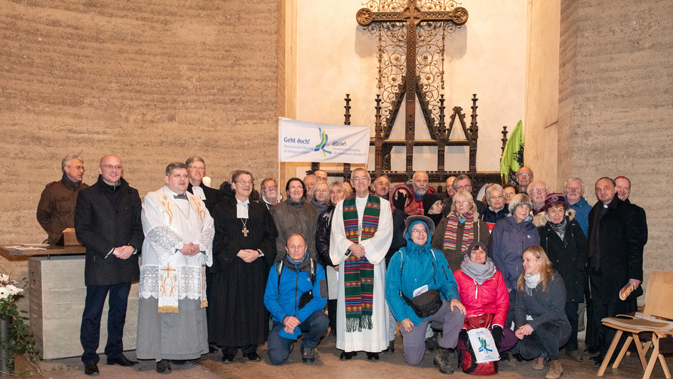 Gruppenbild der Klimapilger mit polnischen und deutschen Geistlichen bei einem ökumenischen Gottesdienst in der Versöhnungskapelle in Berlin Gruppenbild der Klimapilger mit polnischen und deutschen Geistlichen bei einem ökumenischen Gottesdienst in der Versöhnungskapelle in Berlin