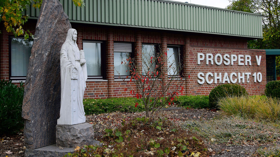 Figur der Heiligen Barbara steht vor einem Gebäude der Schachtanlage Prosper-Haniel in Bottrop Figur der Heiligen Barbara steht vor einem Gebäude der Schachtanlage Prosper-Haniel in Bottrop