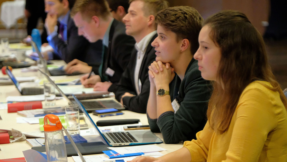jugenddeligierte auf dem Podium bei der ekd-synode in würzburg