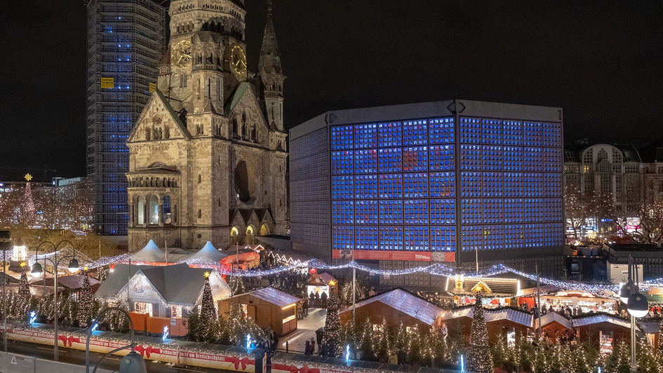 Weihnachtsmarkt auf dem Berliner Breitscheidplatz, im Hintergrund die Gedächtniskirche