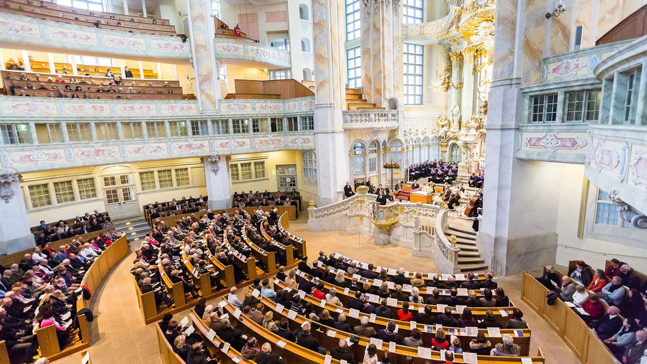 Gottesdienst in der Frauenkirche Dresden, Totale von rechts mit Blick zum Altar