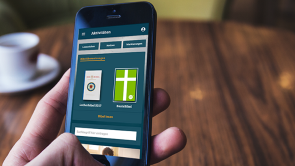 Apps der Deutschen Bibelgesellschaft werden auf einem Smartphone angezeigt