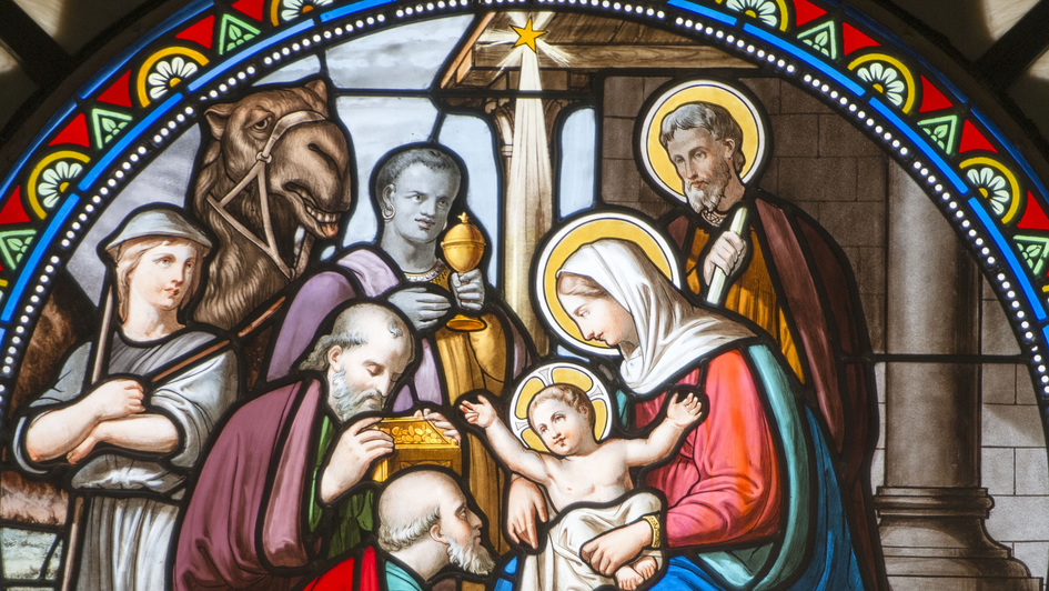 Glasfenster mit Darstellung der Heiligen drei Könige, die das Jesuskind besuchen, in der Geburtskirche in Bethlehem im Westjordanland