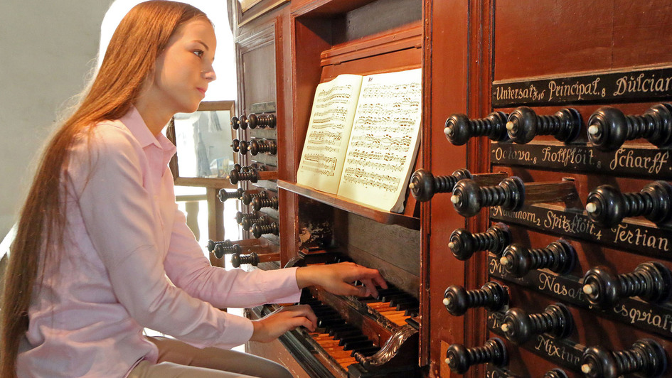 Die 18-jährige Laura Schlappa spielt an der Arp-Schnitger-Orgel in Cappel bei Cuxhaven