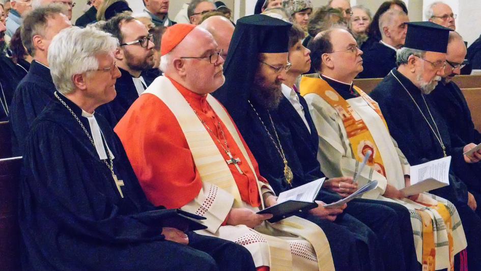 Der bayerische evangelische Landesbischof und Ratsvorsitzende der Evangelischen Kirche in Deutschland (EKD), Heinrich Bedford-Strohm und der katholische Erzbischof und Vorsitzende der Deutschen Bischofskonferenz, Kardinal Reinhard Marx im ökumenischen Got Der bayerische evangelische Landesbischof und Ratsvorsitzende der Evangelischen Kirche in Deutschland (EKD), Heinrich Bedford-Strohm und der katholische Erzbischof und Vorsitzende der Deutschen Bischofskonferenz, Kardinal Reinhard Marx im ökumenischen Got