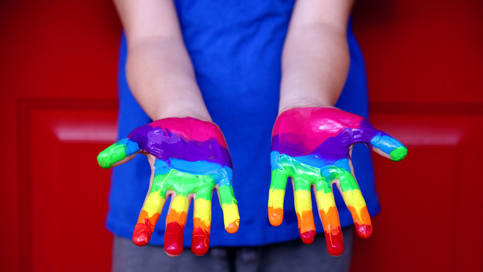 Kinder mit bunt bemalten Händen