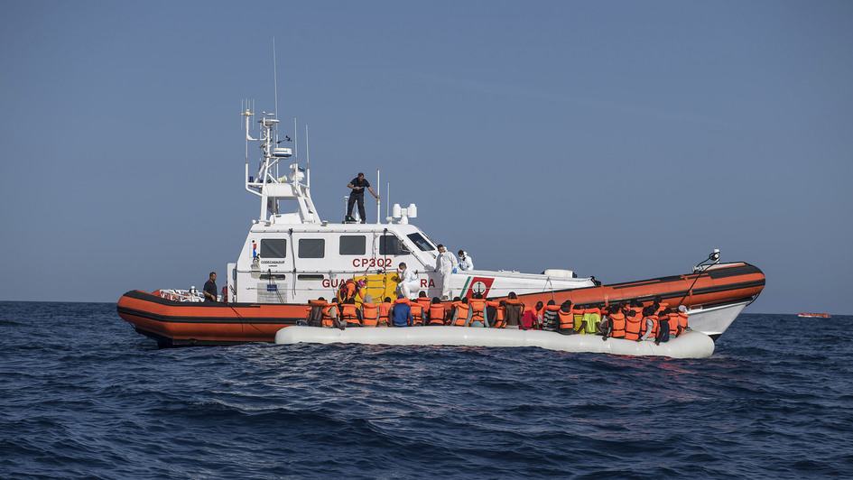 Rettungsschiff vor der libyschen Küste im Mittelmeer