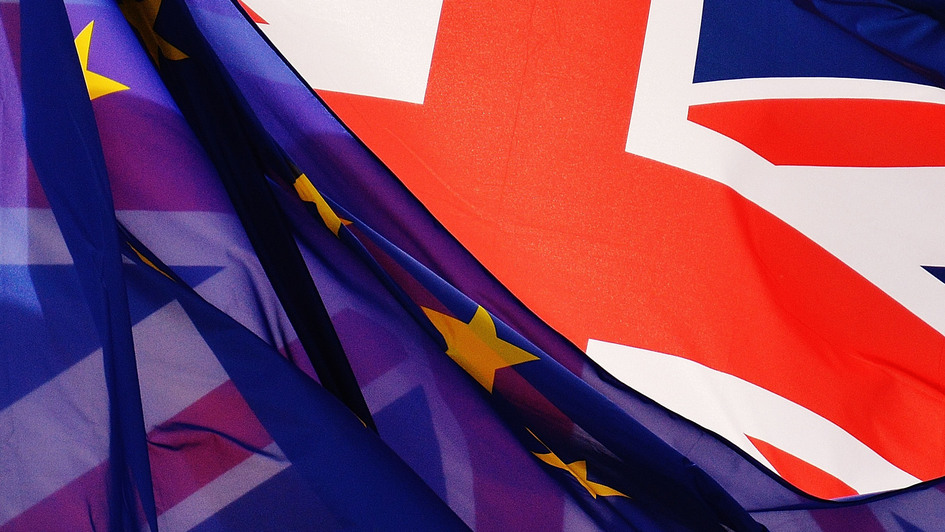 Flagge der EU und Großbritanniens