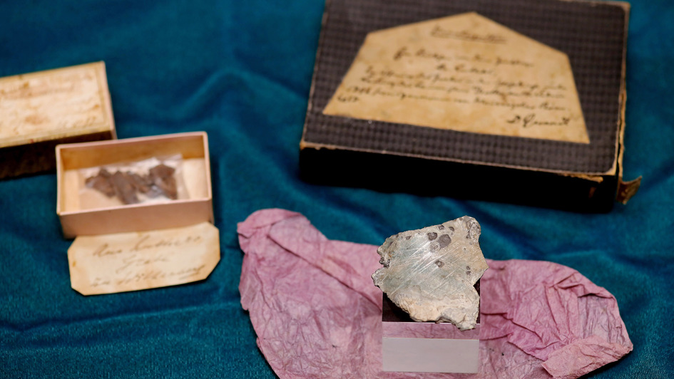 Fundstücke aus Luthers Grab: ein Stück Zinkblech des Sarges, Schriftstücke und Rost
