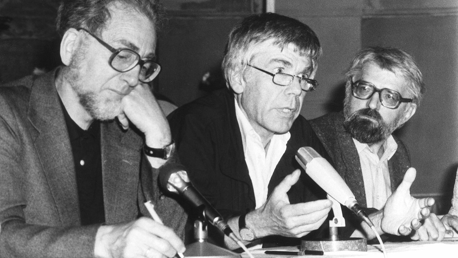 Podiumsgespräch mit Erhard Eppler und Karl Bonhoeffer auf einer Veranstaltung der 'Kirche von unten' auf dem Kirchentag 1987 in Ost-Berlin Podiumsgespräch mit Erhard Eppler und Karl Bonhoeffer auf einer Veranstaltung der 'Kirche von unten' auf dem Kirchentag 1987 in Ost-Berlin