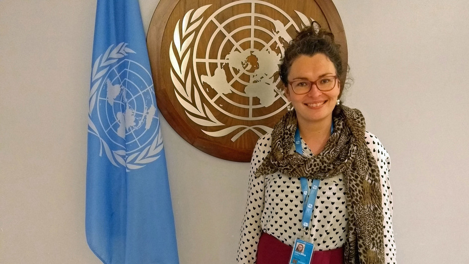 Pfarrerin Rebekka Pöhlmann vor der UN-Flagge