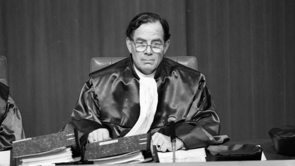 Der ehemalige Verfassungsrichter Ernst-Wolfgang Böckenförde in Robe am Bundesverfassungsgericht (Foto von 1989) Der ehemalige Verfassungsrichter Ernst-Wolfgang Böckenförde in Robe am Bundesverfassungsgericht (Foto von 1989)