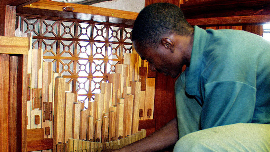 Orgelbauer aus Tansania stimmt eine Orgel in Rothenburg, die aus Tansania geliefert wurde