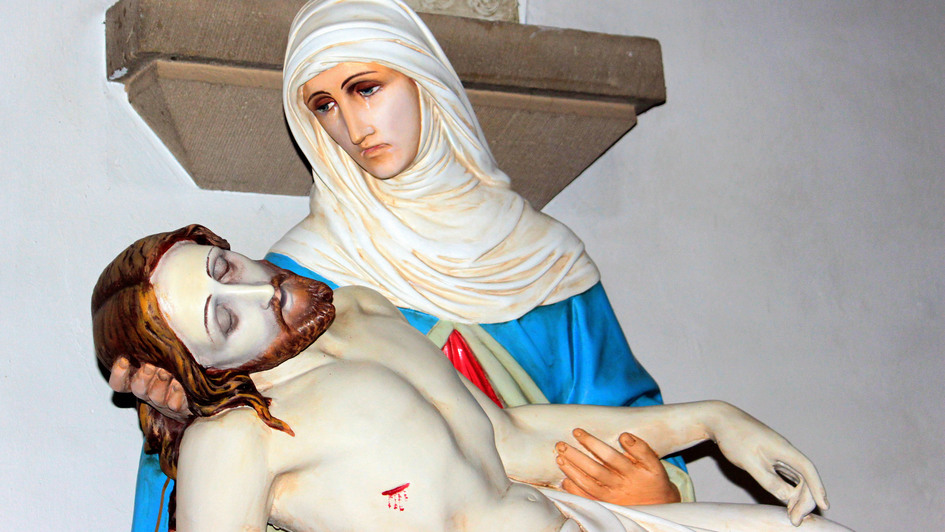 Maria und Jesus, der am Kreuz gestorben ist