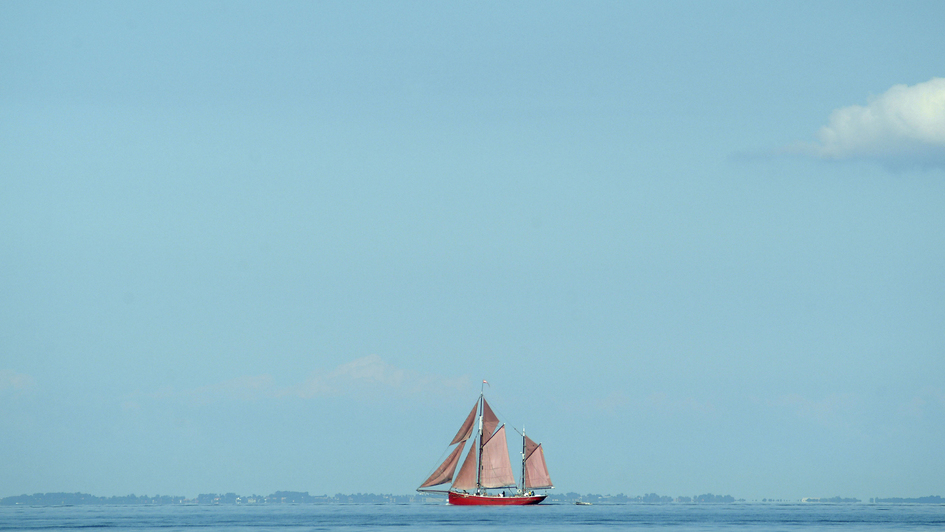 Segelboot in der Ostsee vor blauem Horizont