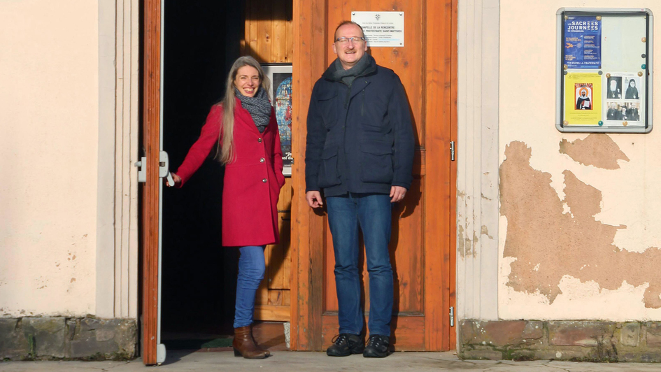 Kehler Dekan Guenter Ihle und Strassburger Pfarrerin Roos Van De Keere stehen vor der 'Kapelle der Begegnung' in Strassburg Kehler Dekan Guenter Ihle und Strassburger Pfarrerin Roos Van De Keere stehen vor der 'Kapelle der Begegnung' in Strassburg