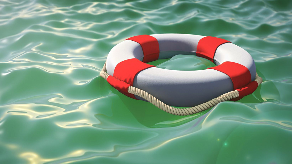 Rettungsring schwimmt in leicht welligem Wasser Rettungsring schwimmt in leicht welligem Wasser
