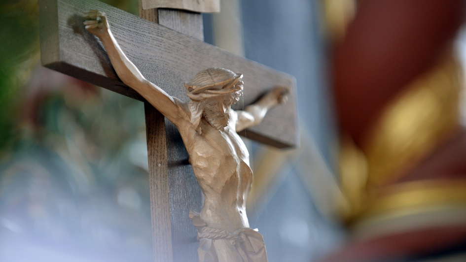 Kruzifix auf dem Altartisch in der Bartholomaeus-Kirche in Golzwarden Kruzifix auf dem Altartisch in der Bartholomaeus-Kirche in Golzwarden