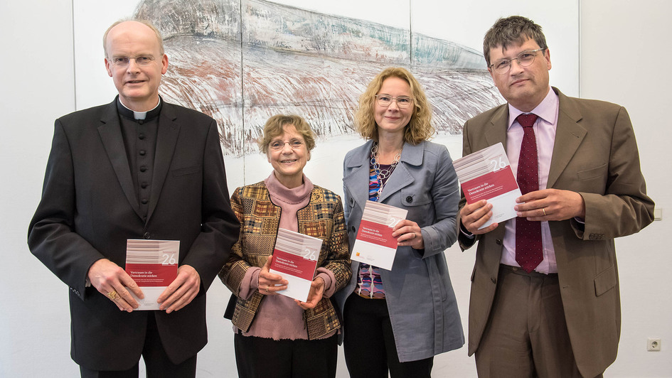 Bischof Franz-Josef Overbeck, Eva Senghaas-Knobloch, Tine Stein und Reiner Anselm