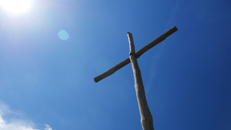 Holzkreuz vor blauem Himmel Holzkreuz vor blauem Himmel