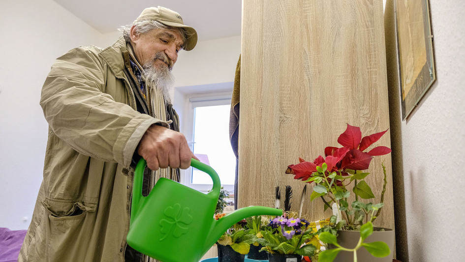Michael C. gießt die Blumen in der Krankenwohnung 'Die Kurve' in Hannover-Misburg Michael C. gießt die Blumen in der Krankenwohnung 'Die Kurve' in Hannover-Misburg