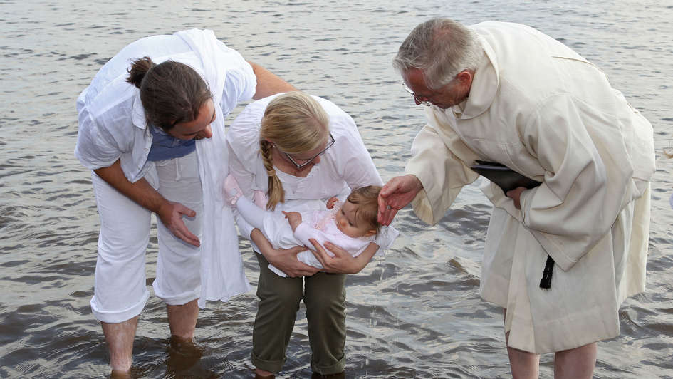 Kind wird in der Elbe getauft Kind wird in der Elbe getauft