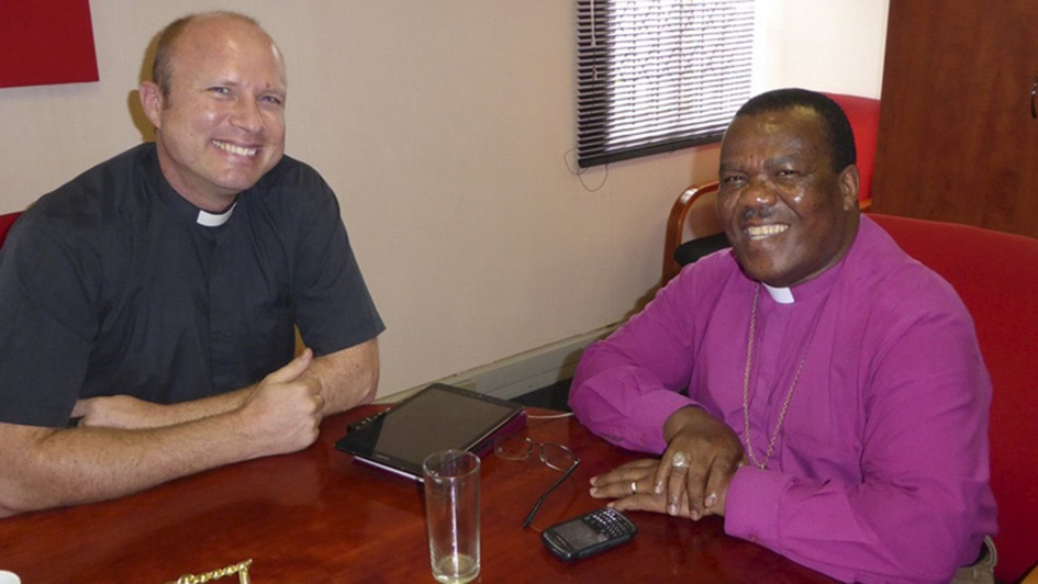 Joe Lüdemann, evangelischer Pastor im südafrikanischen Durban, im Gespräch mit einem Bischof einer Partnerkirche