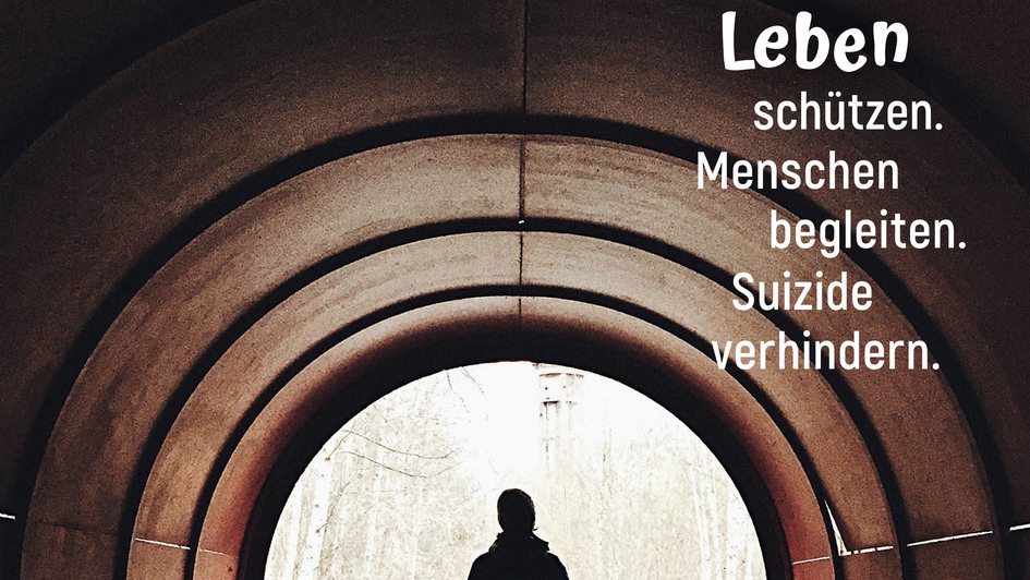 Aktionsplakat 2019 für die „Woche für das Leben“: Person steht am Ende eines Tunnels