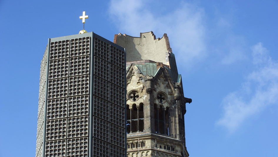 Die beiden Türme der Kaiser-Wilhelm-Gedächtniskirche in Berlin: die Kriegsruine und der Neubau Die beiden Türme der Kaiser-Wilhelm-Gedächtniskirche in Berlin: die Kriegsruine und der Neubau