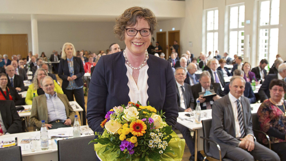 Beate Hofmann nach ihrer Wahl zur Bischöfin der Evangelischen Kirche von Kurhessen-Waldeck mit Blumenstrauß vor der Landessynode