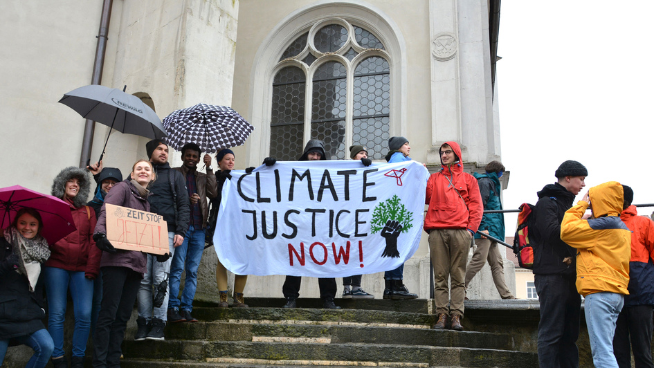 Demonstrierende Schüler der 'Fridays for Future'-Bewegung vor der Regensburger Neup​farrkirche
