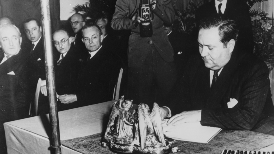 Carlo Schmid (SPD) am 23. Mai 1949 bei der Unterzeichnung des Grundgesetzes Carlo Schmid (SPD) am 23. Mai 1949 bei der Unterzeichnung des Grundgesetzes