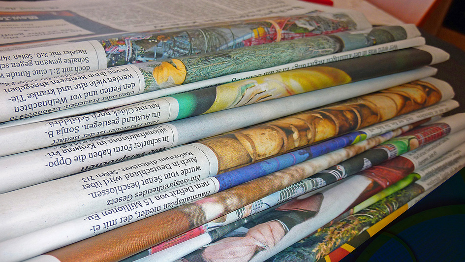 Stapel Zeitungen mit farbigen Bildern