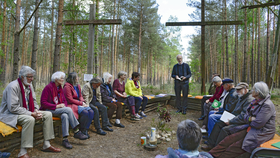 Menschen feiern im Wald bei den Gorlebener Kreuzen Andacht Menschen feiern im Wald bei den Gorlebener Kreuzen Andacht