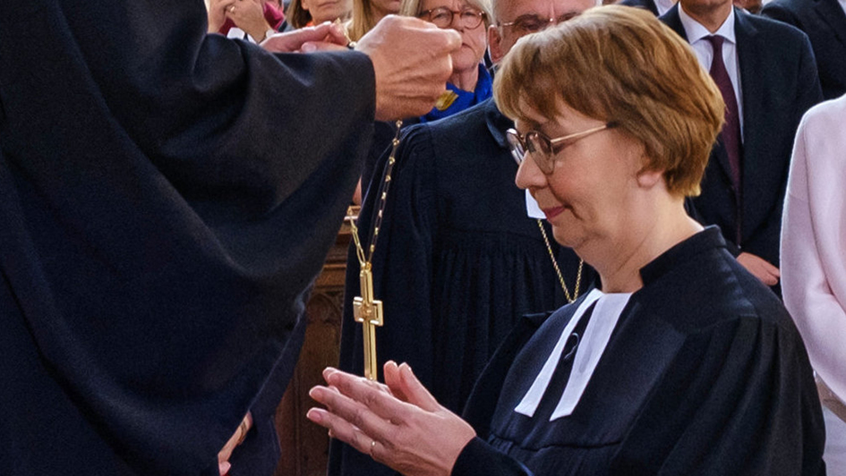 Kristina Kühnbaum-Schmidt erhält bei ihrer Amtseinführung als Landesbischöfin das Amtskreuz