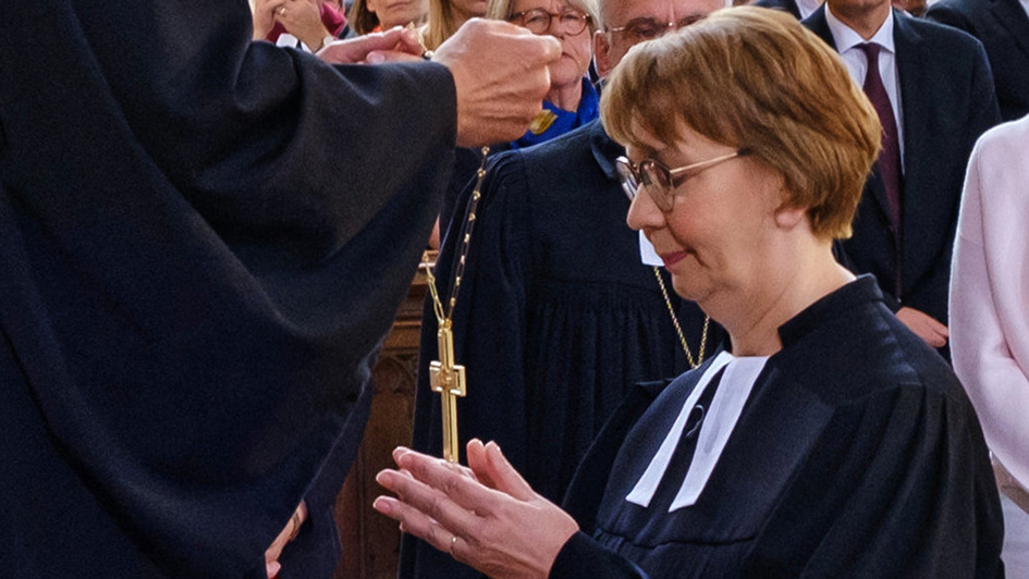 Kristina Kühnbaum-Schmidt erhält bei ihrer Amtseinführung als Landesbischöfin das Amtskreuz Kristina Kühnbaum-Schmidt erhält bei ihrer Amtseinführung als Landesbischöfin das Amtskreuz