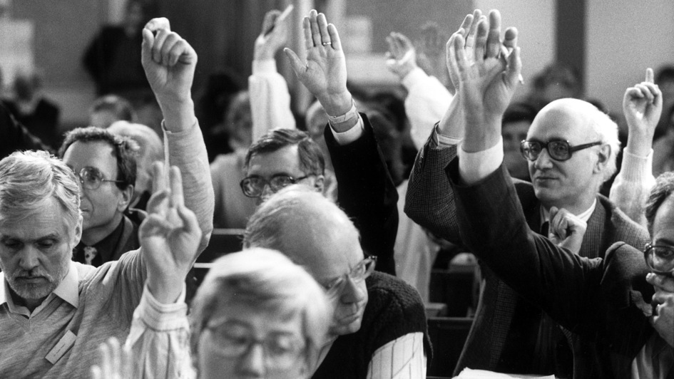 Synodale der sechsten Synode des Bundes der Evangelischen Kirchen in der DDR bei der Abstimmung per Handzeichen