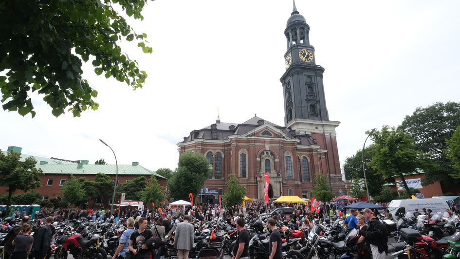 Tausende Biker mit Motorrädern vor der Hamburger Hauptkirche St. Michaelis (Michel)
