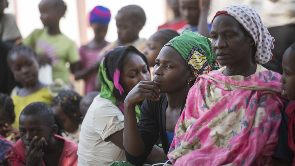 Menschen, die auf der Flucht vor Boko Haram sind, warten in einem Flüchtlingscamp in Yola (Nigeria) Menschen, die auf der Flucht vor Boko Haram sind, warten in einem Flüchtlingscamp in Yola (Nigeria)