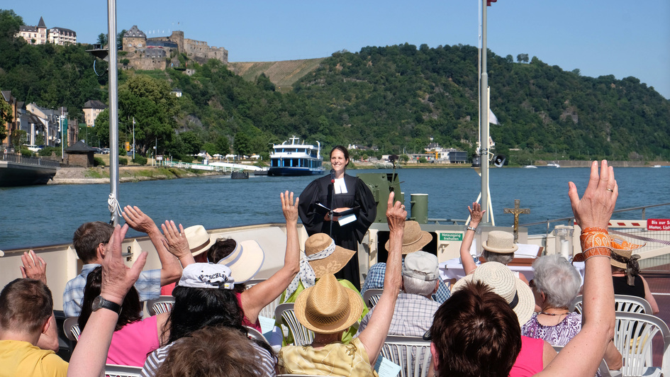 Pfarrerin Janina Franz und Gemeinde auf der Rheinfähre beim schwimmenden Gottesdienst auf dem Rhein Pfarrerin Janina Franz und Gemeinde auf der Rheinfähre beim schwimmenden Gottesdienst auf dem Rhein