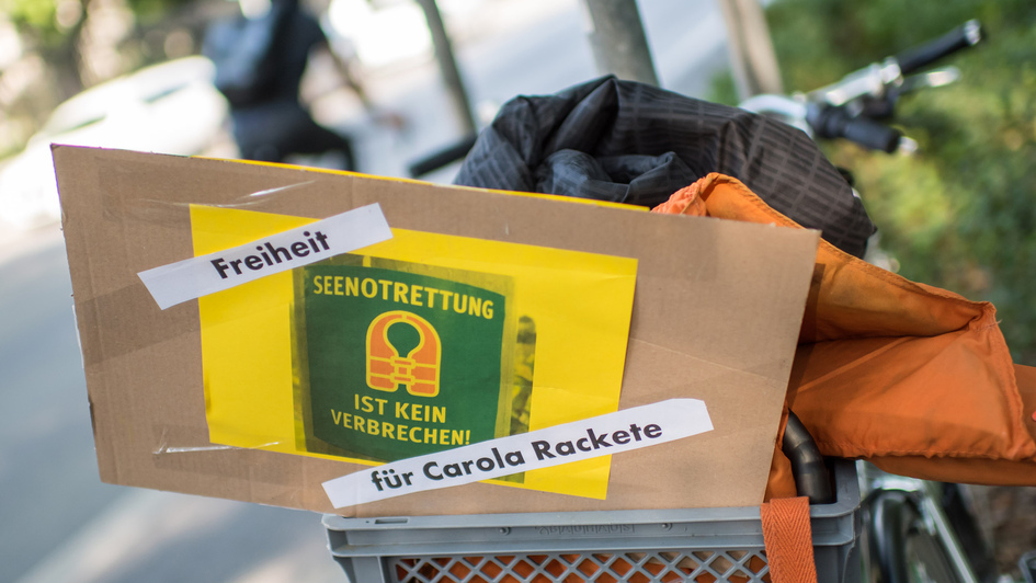 Pappschild 'Seenotrettung ist kein Verbrechen - Freiheit für Carola Rackete' Pappschild 'Seenotrettung ist kein Verbrechen - Freiheit für Carola Rackete'