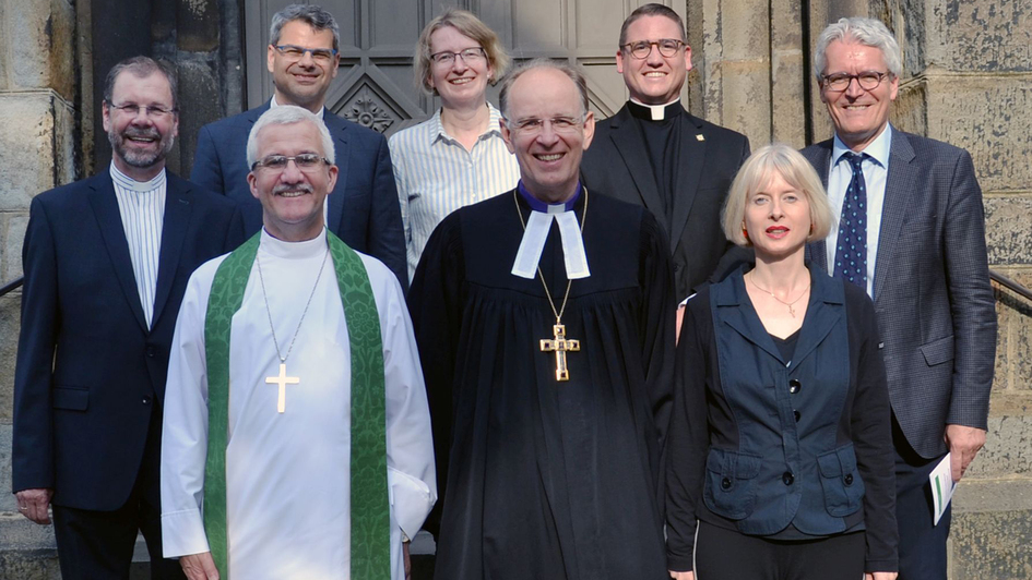 Mitwirkende am Meissen-Gottesdienst auf dem Deutschen Evangelischen Kirchentag 2019, u.a. Landesbischof Ralf Meister und Bischof Jonathan Gibbs Mitwirkende am Meissen-Gottesdienst auf dem Deutschen Evangelischen Kirchentag 2019, u.a. Landesbischof Ralf Meister und Bischof Jonathan Gibbs