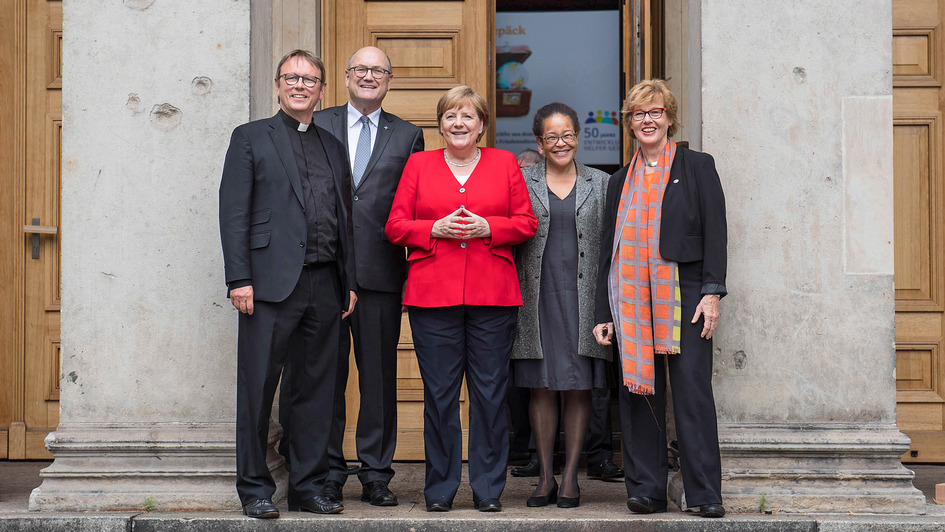 Gruppenbild v.l.n.r. Karl Jüsten & Martin Dutzmann (GKKE), Bundeskanzlerin Angela Merkel, Judith Ohene (AGdD) & Cornelia Füllkrug-Weitzel „Brot für die Welt“